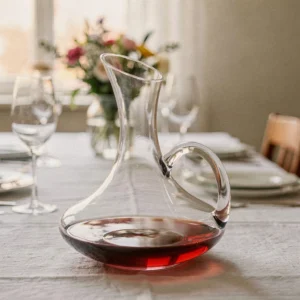 vinkaraffel-med-hank-klart-glas-tablecloth-background